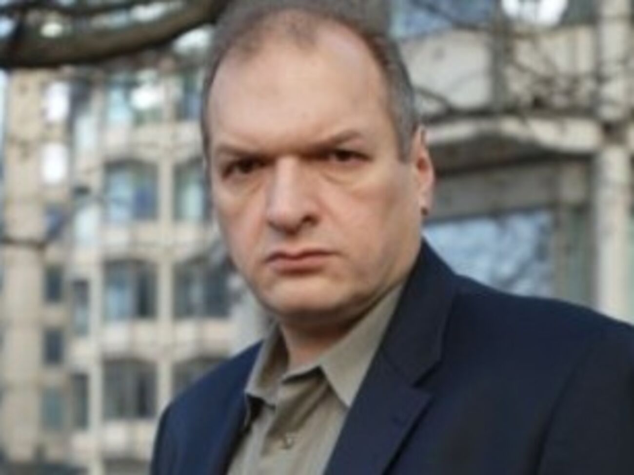 Дерзко разгуливал, гарцевал и пел на железнодорожных путях