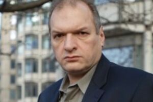 Дерзко разгуливал, гарцевал и пел на железнодорожных путях