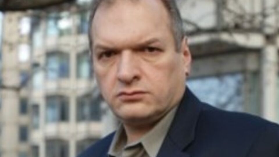 Дерзко разгуливал, гарцевал и пел на железнодорожных путях