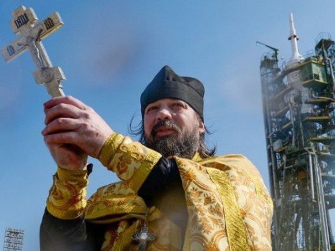 Журналист Бабченко предложил судить за халатность священника, освятившего упавшую ракету