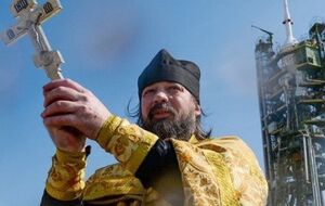 Журналист Бабченко предложил судить за халатность священника, освятившего упавшую ракету