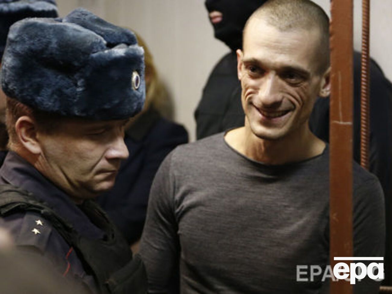 Павленский хочет, чтобы в его защиту выступали проститутки и бездомные