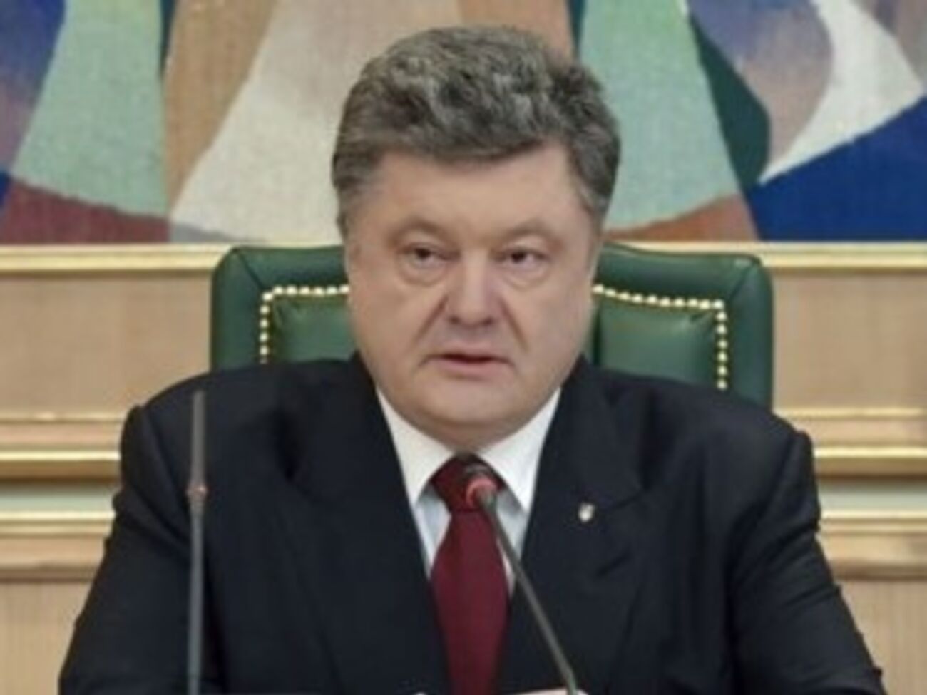 По словам Петра Порошенко, судьи жалуются на трудности, но не уходят, "потому что одним решением можно обеспечить заработную плату на 10 лет вперед"