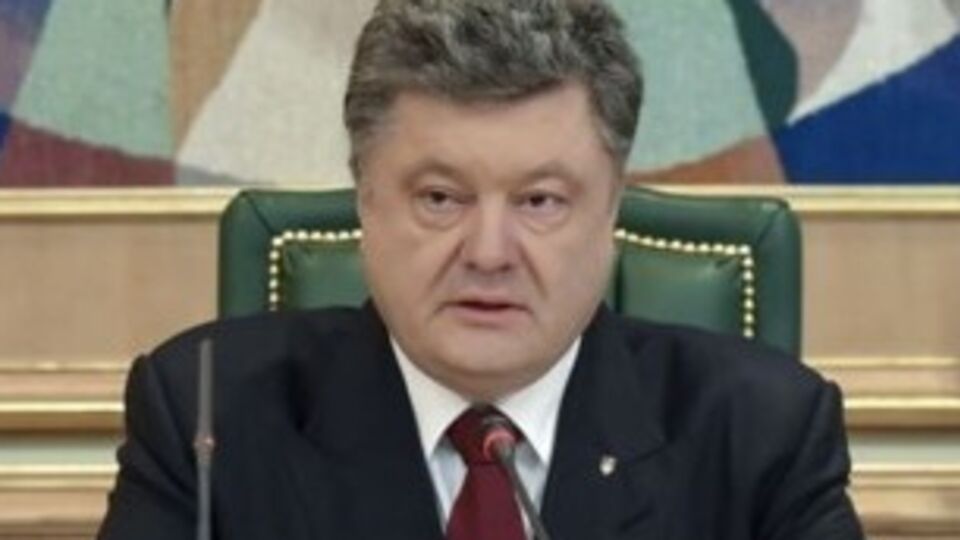 По словам Петра Порошенко, судьи жалуются на трудности, но не уходят, "потому что одним решением можно обеспечить заработную плату на 10 лет вперед"