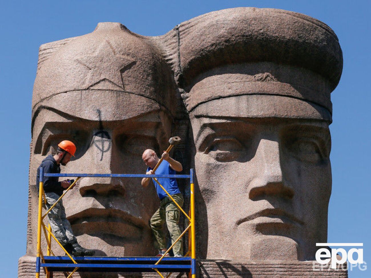 Памятник чекистам выстоял