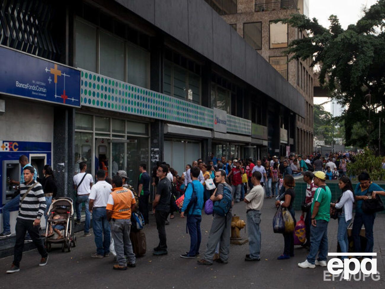 Каракас, очередь к банкомату