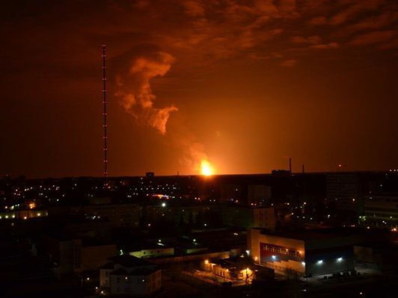 Очевидцы сообщают о пламени в несколько десятков метров и видном издали огненном зареве