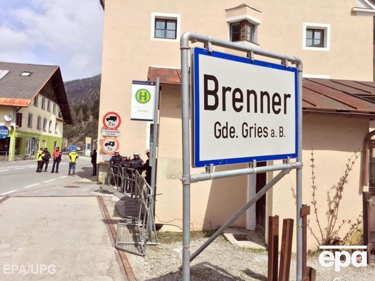 Бреннер&nbsp;&ndash; пограничный перевал на австрийско-итальянской границе.