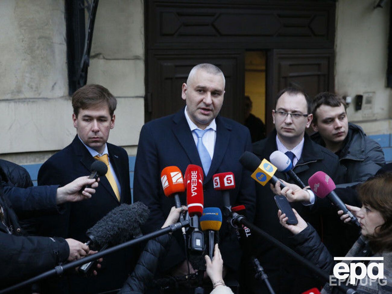 Фейгин (в центре) заявил, что Савченко вернется в Украину не раньше конца мая