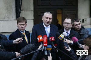 Фейгин (в центре) заявил, что Савченко вернется в Украину не раньше конца мая