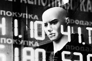 Площадь пожара в здании составляет около 50 м², существует угроза распространения огня