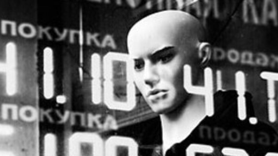 Площадь пожара в здании составляет около 50 м², существует угроза распространения огня