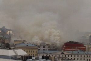 Из окон здания валит густой дым