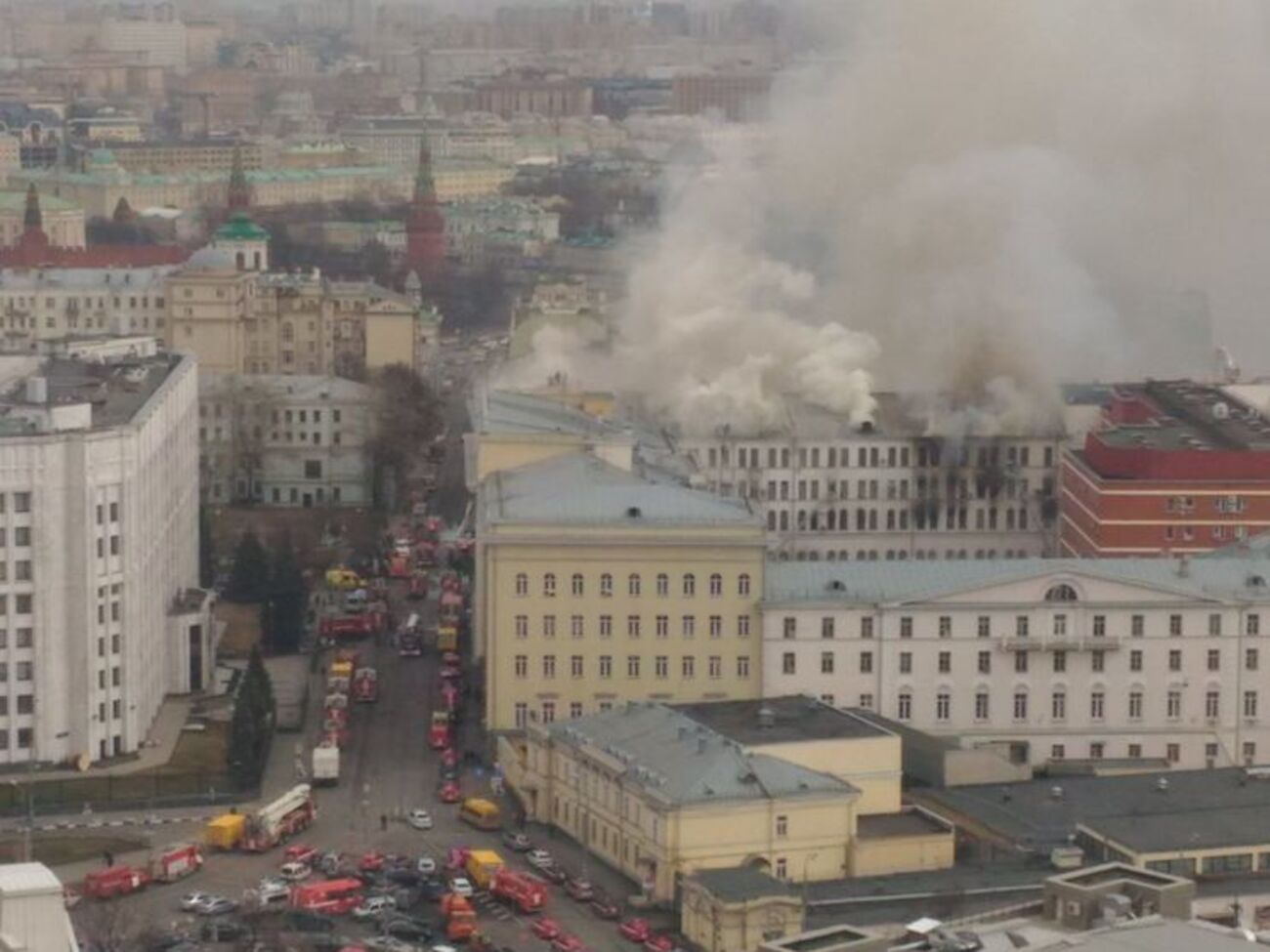 В районе пожара по улице Знаменка полностью прекращено движение транспорта, на место пожара прибыли десятки пожарных машин