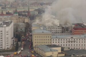 В районе пожара по улице Знаменка полностью прекращено движение транспорта, на место пожара прибыли десятки пожарных машин