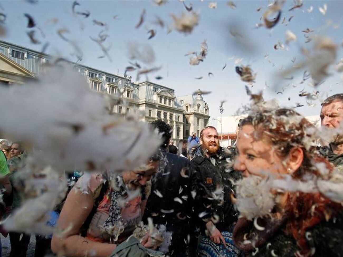 Битва подушками разворачивается по всему миру, в более чем 100 городах, и происходит в один день