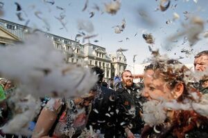 Битва подушками разворачивается по всему миру, в более чем 100 городах, и происходит в один день