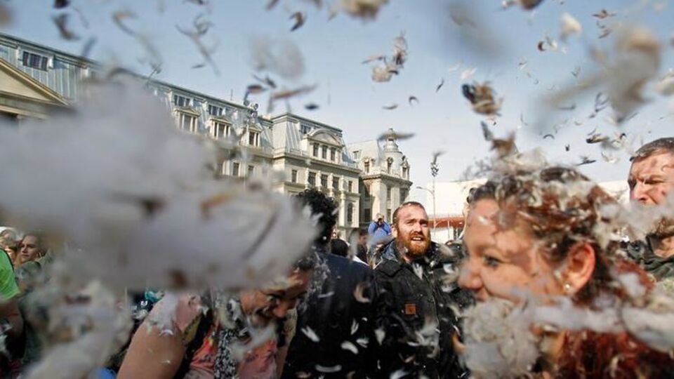 Битва подушками разворачивается по всему миру, в более чем 100 городах, и происходит в один день