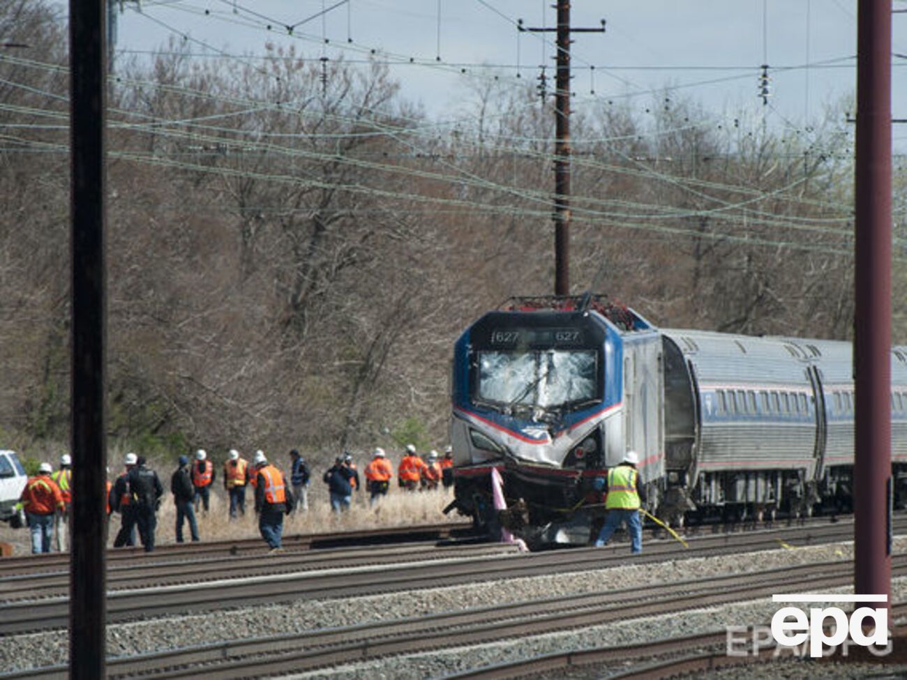 Недалеко от Филадельфии поезд столкнулся с экскаватором