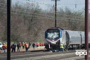 Недалеко от Филадельфии поезд столкнулся с экскаватором