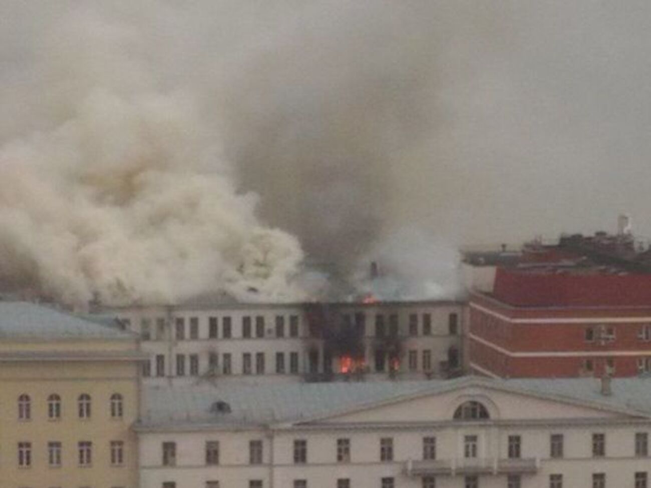Шойгу поблагодарил сотрудников МЧС, которые "самоотверженно и в кратчайшие сроки ликвидировали пожар"