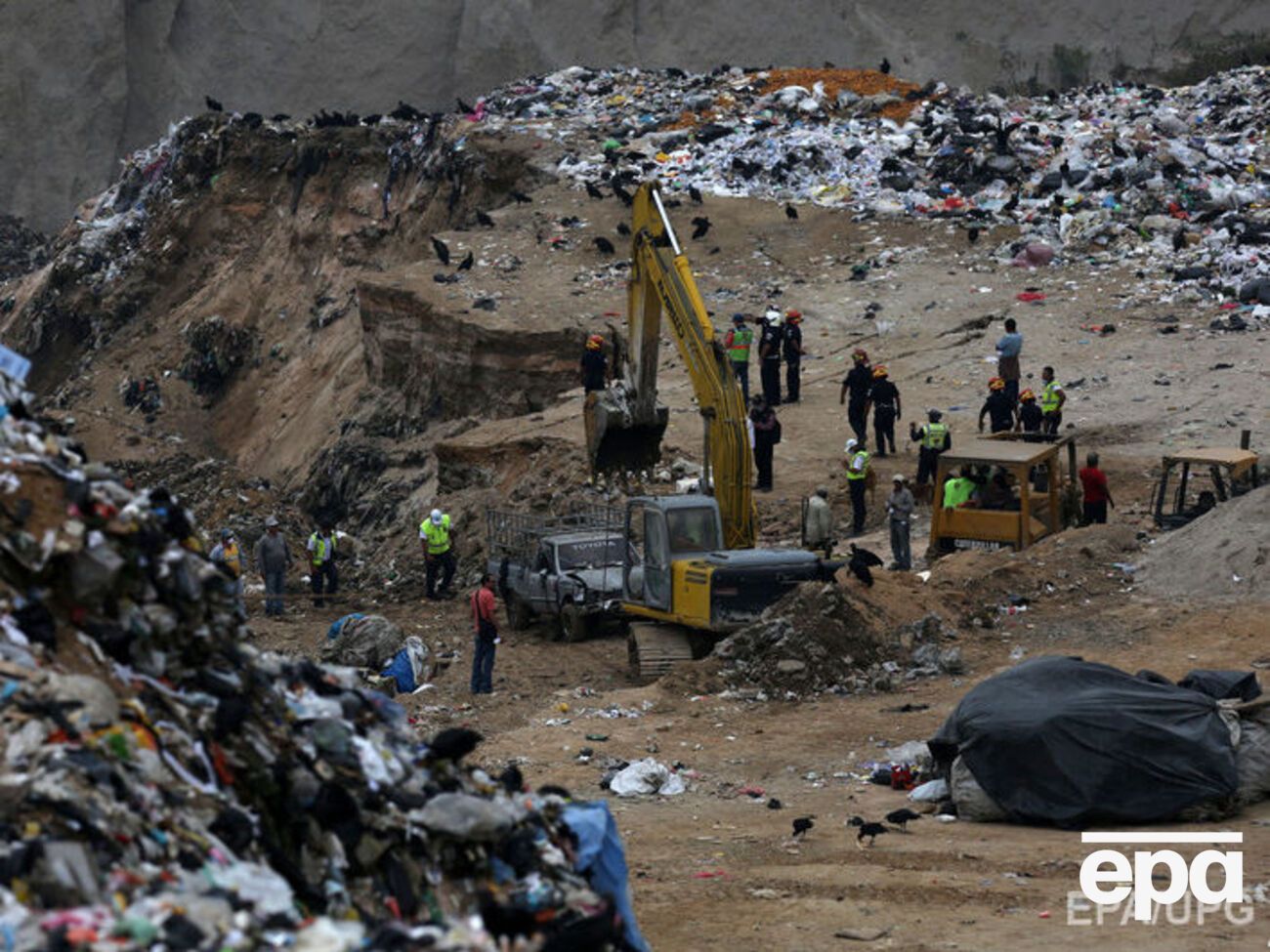 Гора отходов погребла спасателей и сталкеров