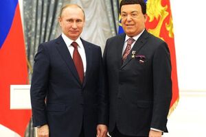 Путин вручил Кобзону медаль за "помощь" Донбассу