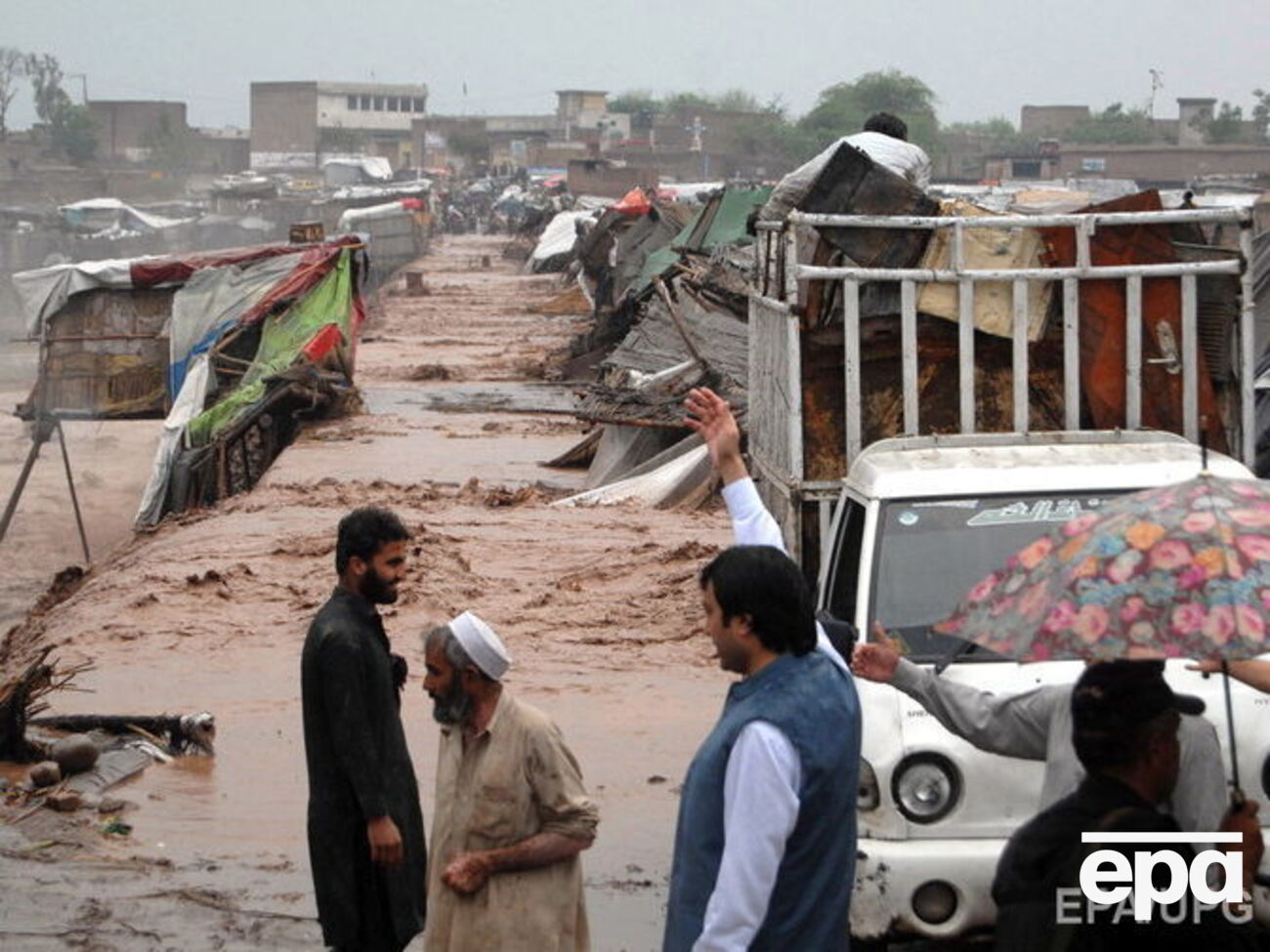 Жители Пакистана страдают от наводнения