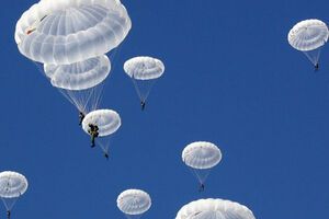 Российские военные десантировались с парашютами