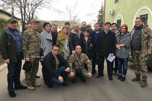 Крым (стоит в центре кадра) вышел из-под стражи