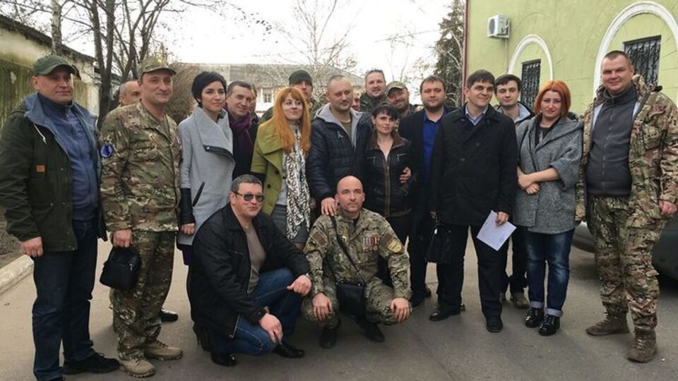 Крым (стоит в центре кадра) вышел из-под стражи