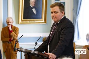 Жители Исландии требуют отставки Гюннлейгссона (на фото)