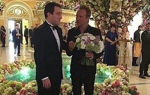 По мнению Guardian, Стинг смотрит на Гуцериева, как на вершителя своей судьбы