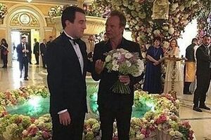 По мнению Guardian, Стинг смотрит на Гуцериева, как на вершителя своей судьбы