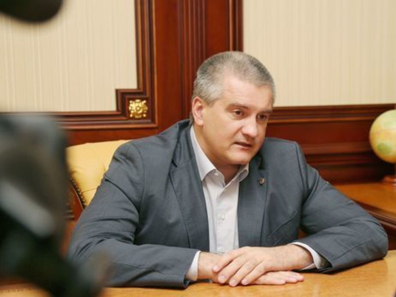 Все незаконное строительство ведется с позволения "органов исполнительной власти или правоохранительных структур", считает Аксенов