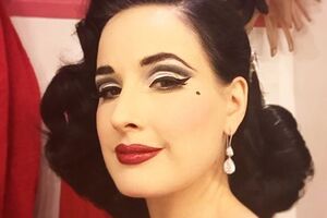 Дита фон Тиз: Любимая вышиванка от Виты Кин