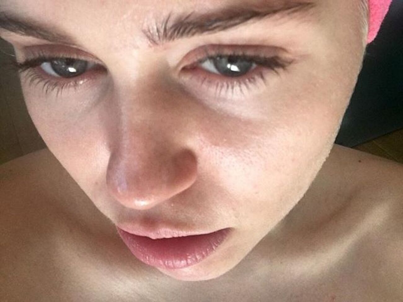 В лицо Сайрус вцепилась кошка