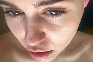 В лицо Сайрус вцепилась кошка