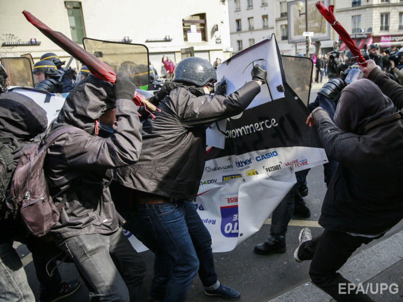 В Париже полиция применила слезоточивый газ при разгоне студенческой манифестации. Фоторепортаж