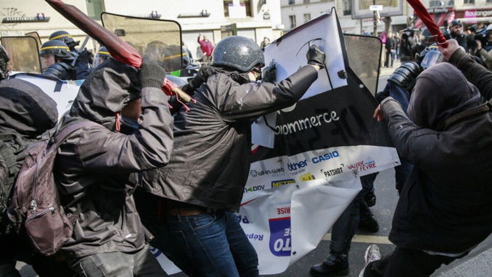 В Париже полиция применила слезоточивый газ при разгоне студенческой манифестации. Фоторепортаж