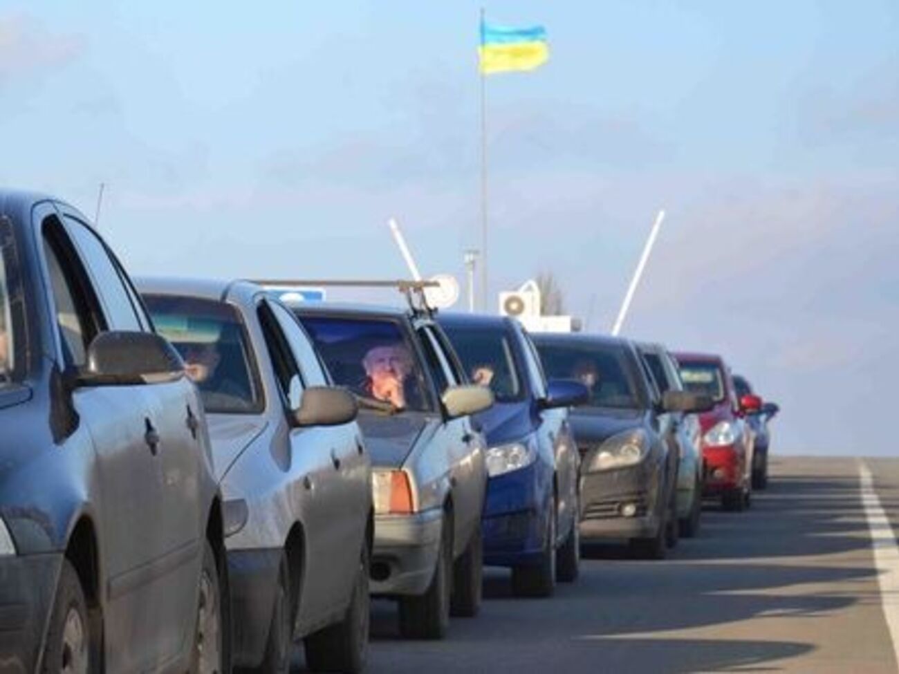 Госпогранслужба Украины: На админграницах с Крымом&nbsp;&nbsp;действует какое-то выборочное право, потому что одни автомобили все-таки проезжают на территорию Крыма, другие &ndash;&nbsp;нет