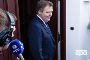 Гуннлейгссон выходит из президентского офиса в Рейкьявике после беседы с Гримссоном