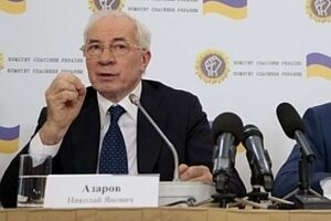 Азаров составляет списки