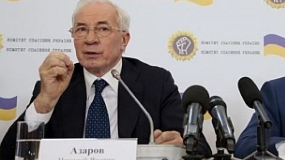 Азаров составляет списки