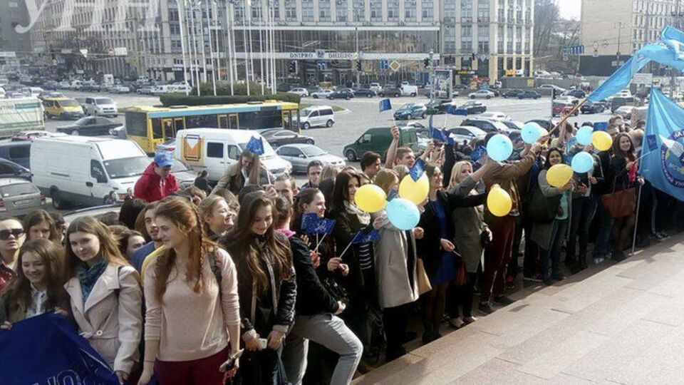 В Киеве студенты устроили флешмоб перед референдумом в Нидерландах