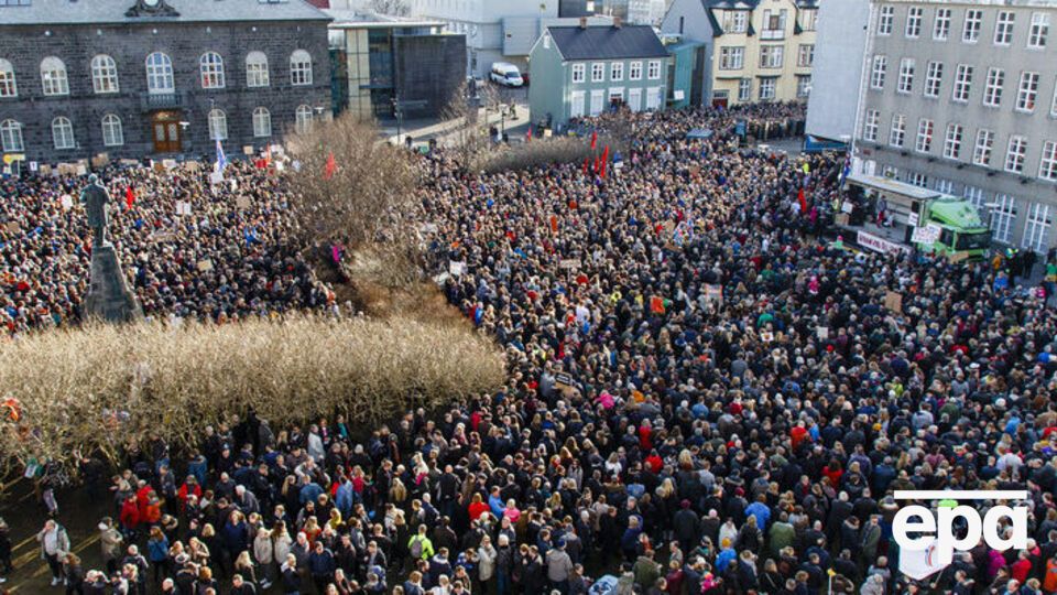 К отставке премьера привели многотысячные протесты в Рейкьявике