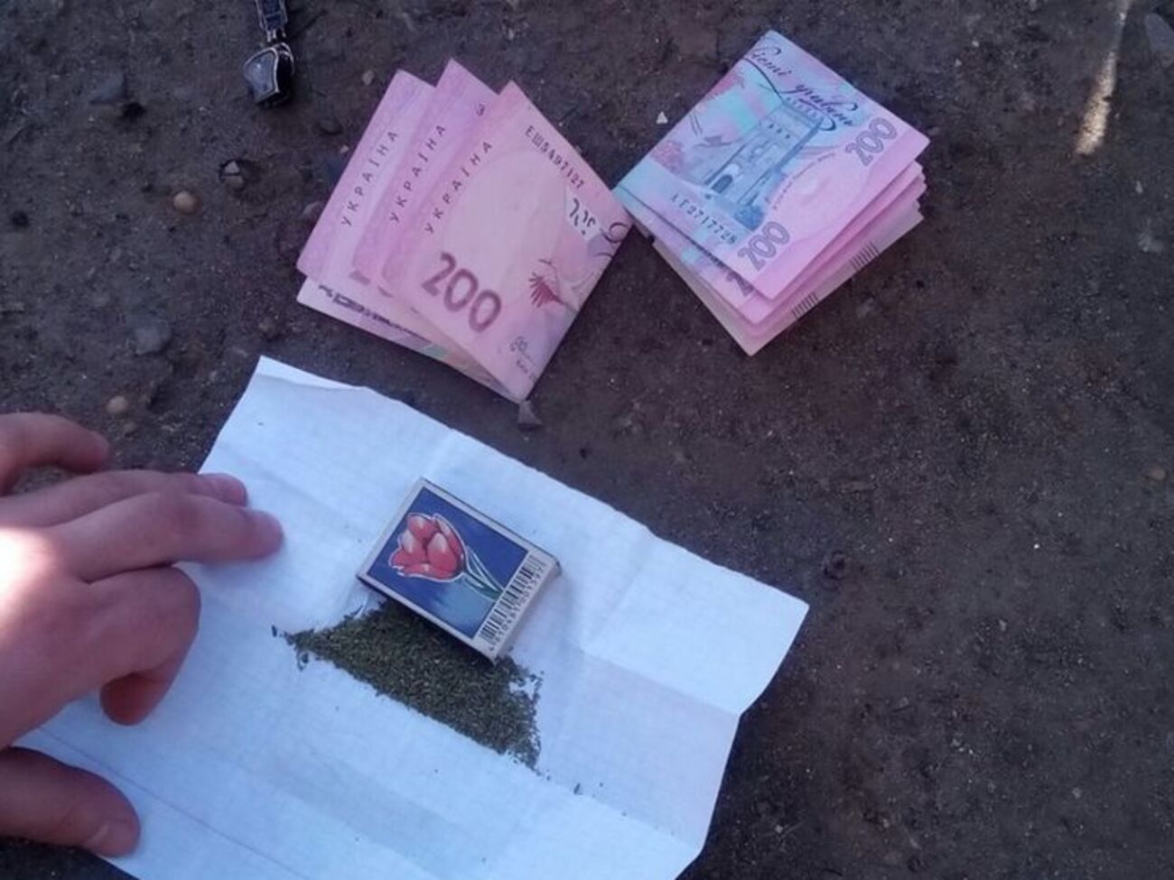 Наркотики и деньги изъяты