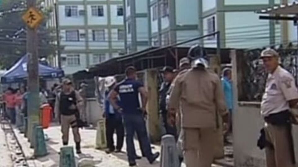 Местные жители говорят, что до взрыва в жилом доме в Рио ощущали запах газа