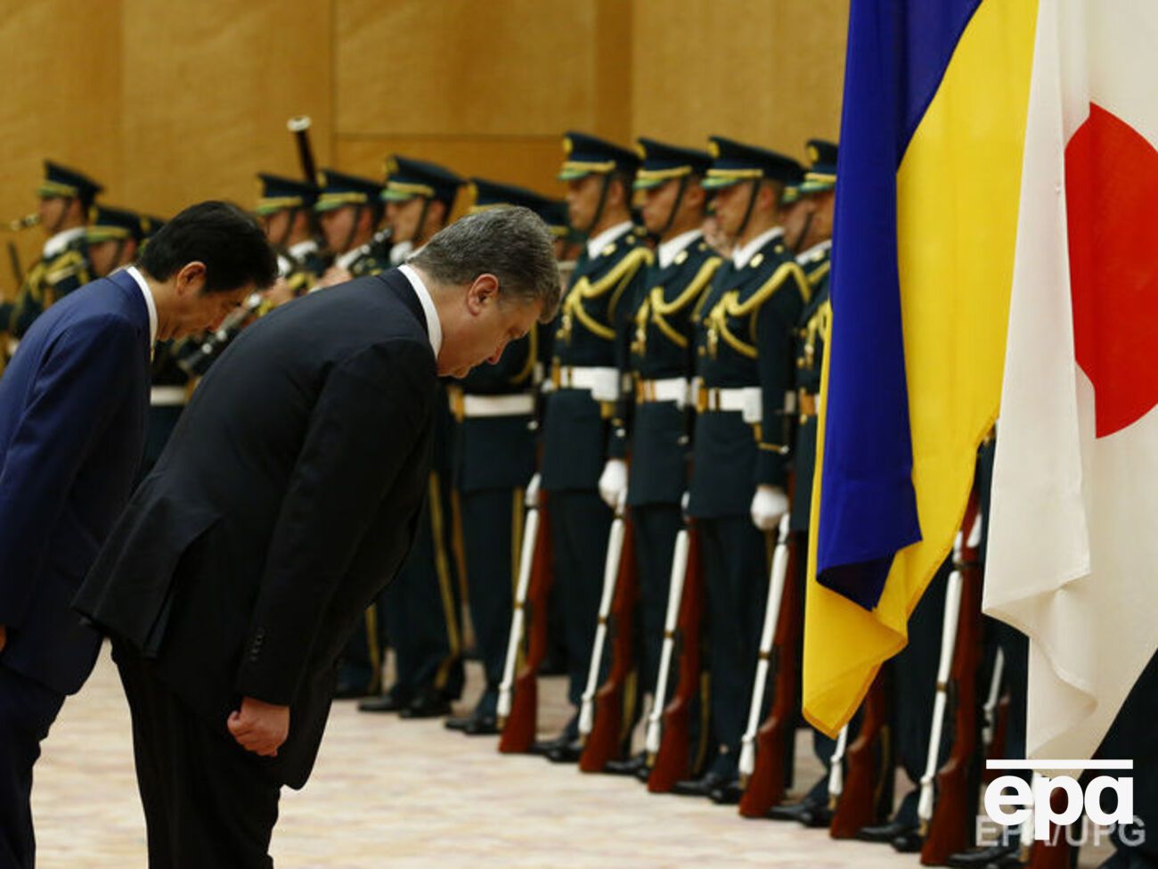 Абэ и Порошенко встретились в Токио