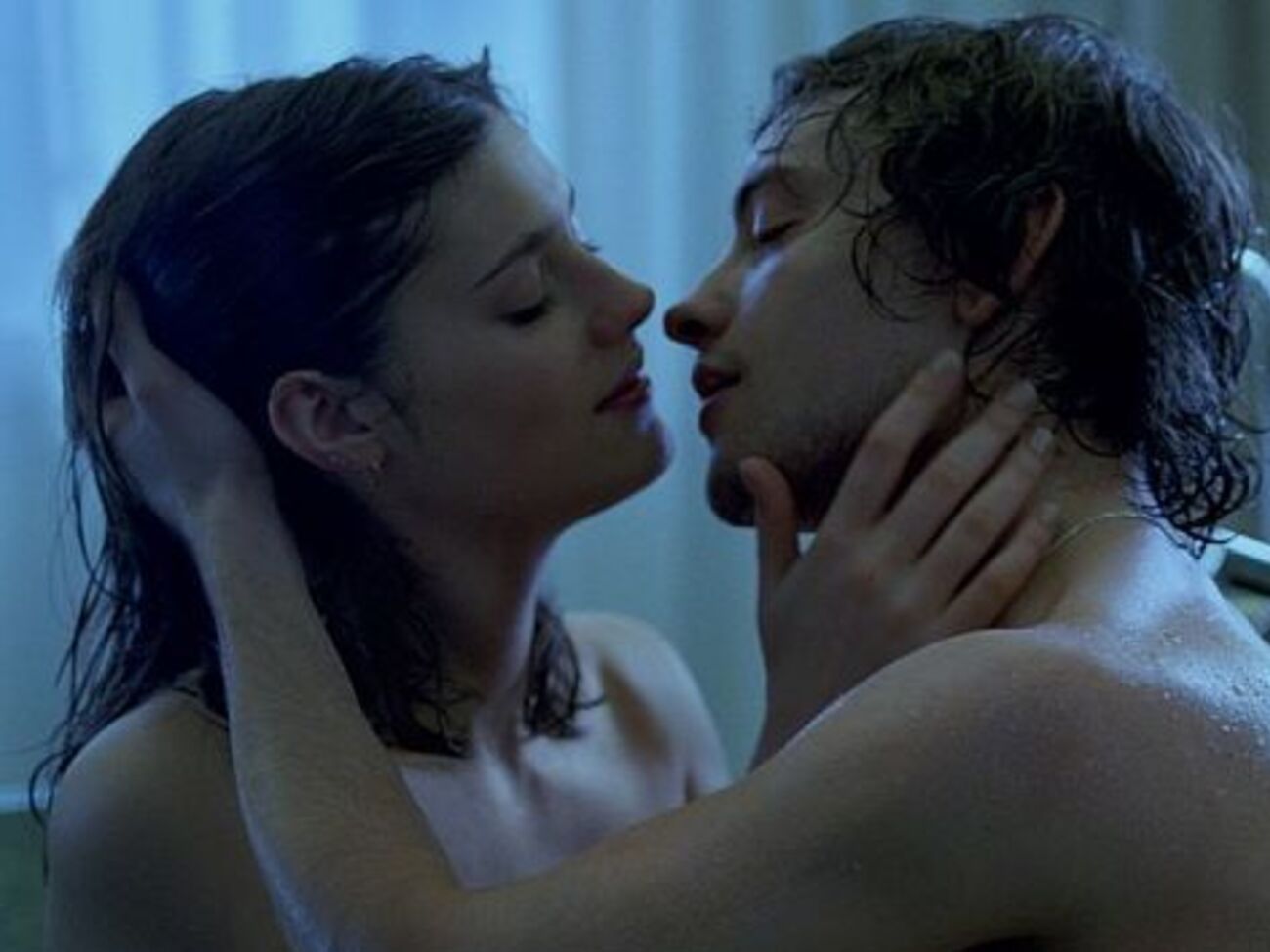 Молодой человек соблазняет девушку, благодаря вещам марки Burberry